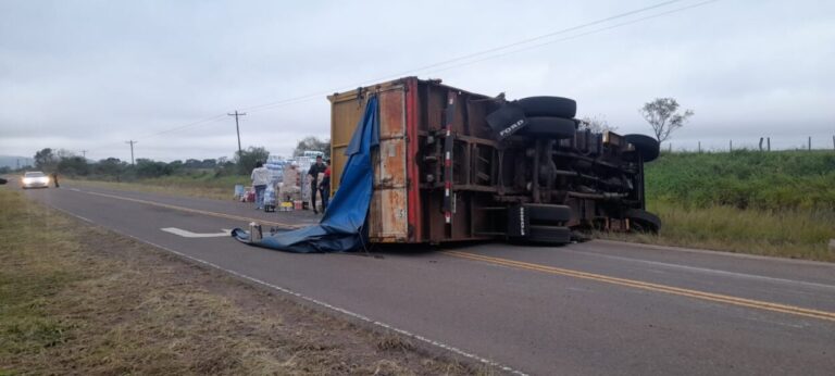 Despistó un camión en la ruta 3 y desparramó su carga en la cinta asfáltica imagen-23