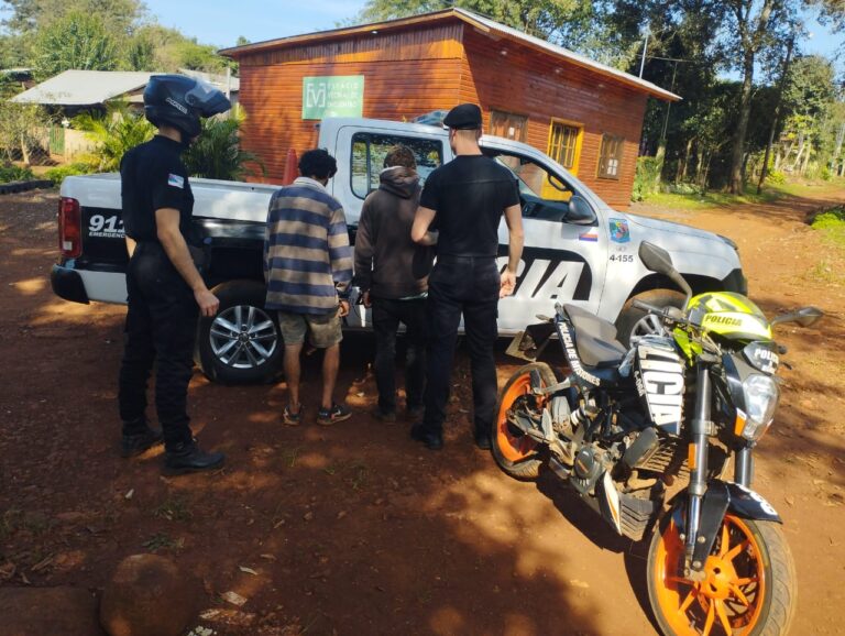 Delatados por cámaras de seguridad, fueron detenidos por sustraer la batería de un furgón Delatados por cámaras de seguridad, fueron detenidos por sustraer la batería de un furgón imagen-33