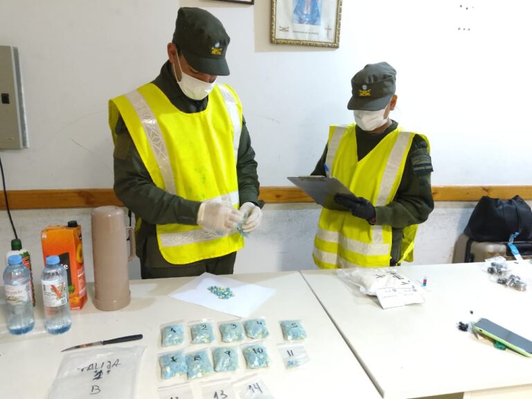 Iba en micro con 17 litros de ketamina y 1.100 pastillas de éxtasis en dos valijas, la detuvieron en San José imagen-29