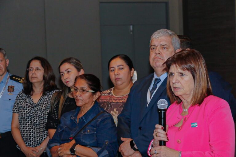 Bullrich anuncia en Asunción el retiro del estatus de "refugiados" a miembros del Ejército del Pueblo Paraguayo imagen-14