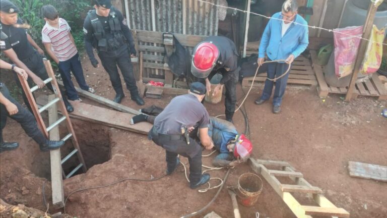 Tras un derrumbe, rescataron a un trabajador que quedó atrapado en un pozo de casi 10 metros imagen-16