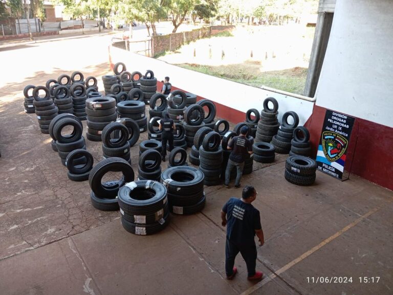 La Policía de Misiones interceptó el envío por encomienda de 210 cubiertas de contrabando imagen-13