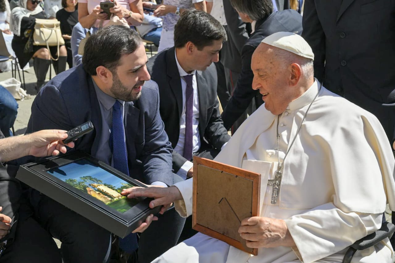 Sebely visitó al Papa y éste envió bendiciones a la Tierra Colorada imagen-4