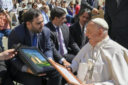 Sebely visitó al Papa y éste envió bendiciones a la Tierra Colorada imagen-4