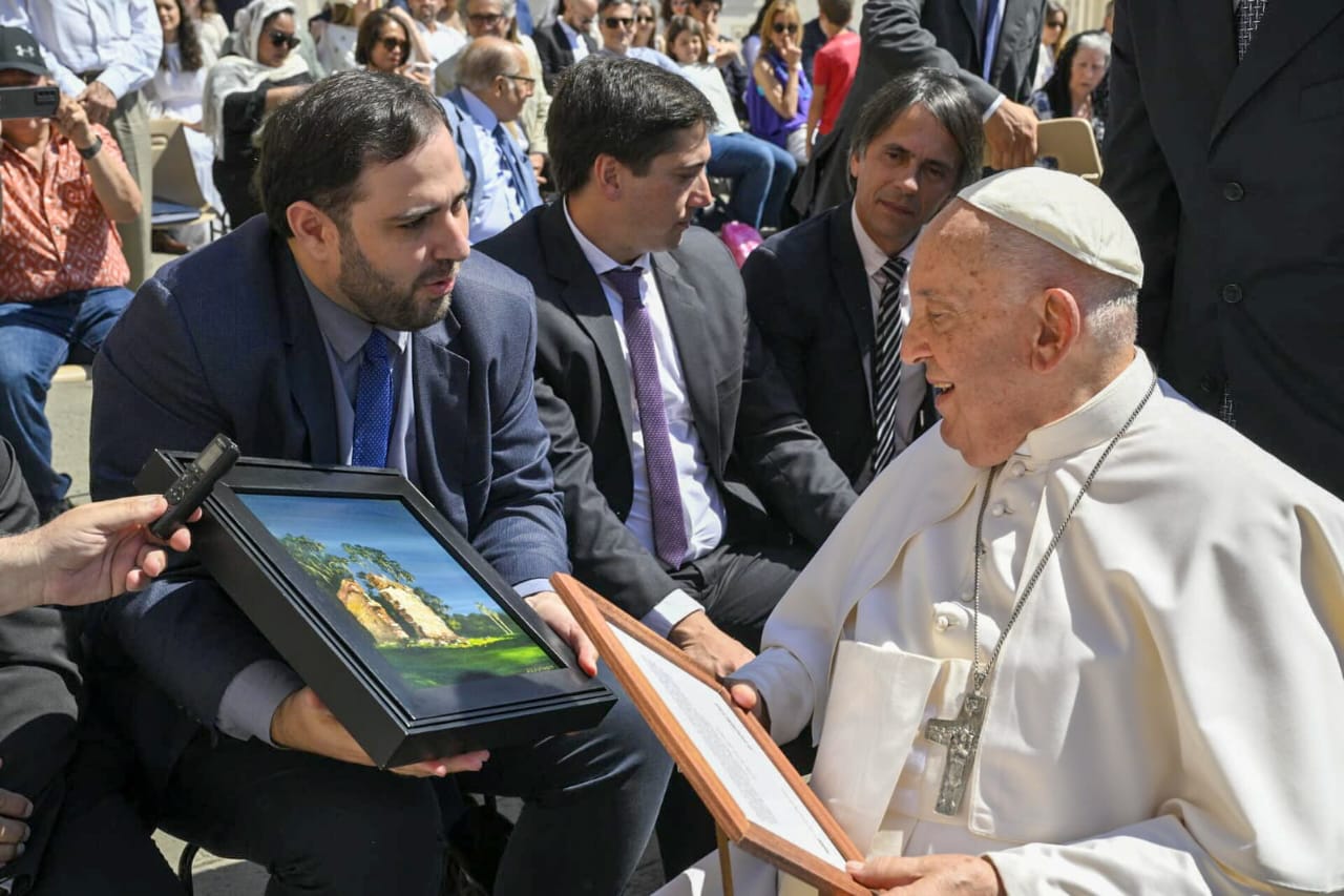 Sebely visitó al Papa y éste envió bendiciones a la Tierra Colorada imagen-6