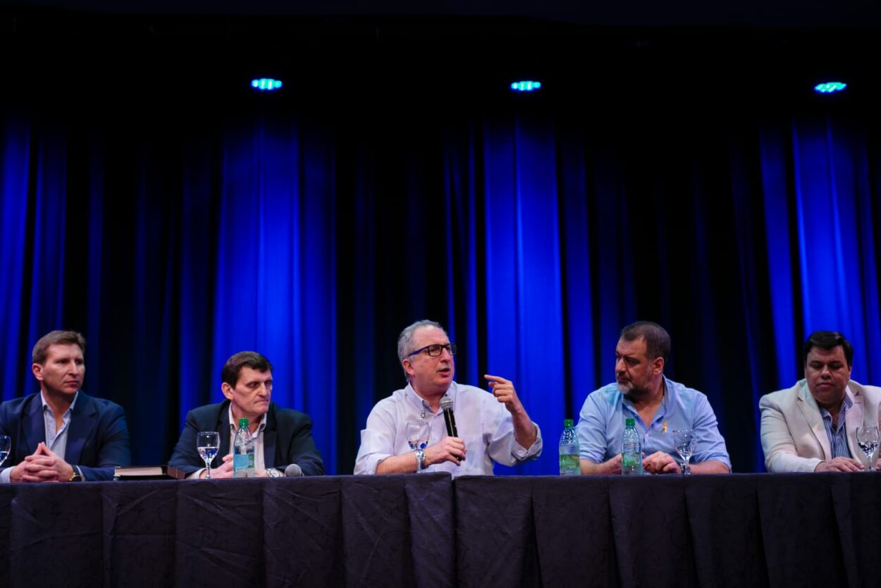 Passalacqua lanzó el Plan Techo y anunció un programa para que los municipios compren máquinas viales Passalacqua lanzó el Plan Techo y anunció un programa para que los municipios compren máquinas viales imagen-1