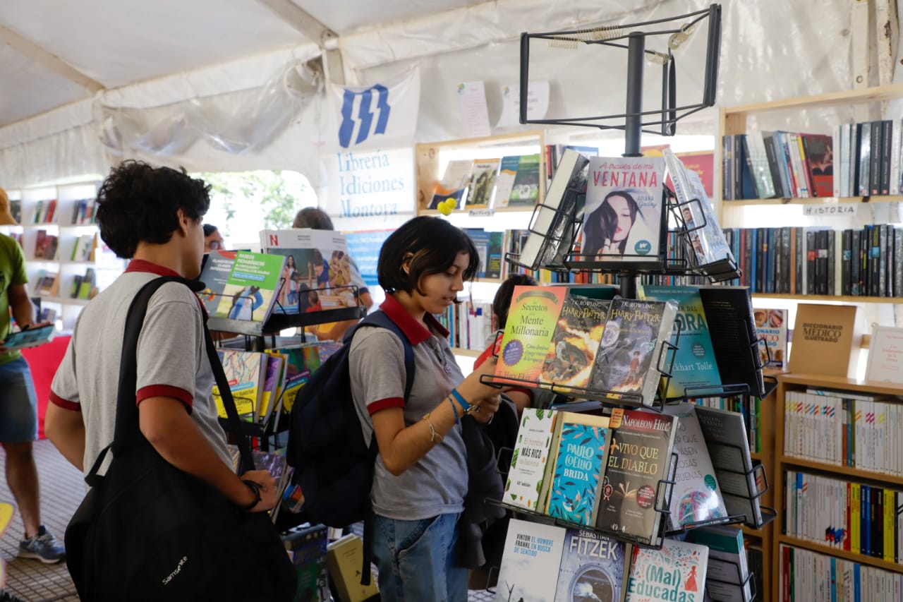 La Feria del Libro sigue cautivando a los amantes de la lectura en la Costanera de Posadas imagen-17