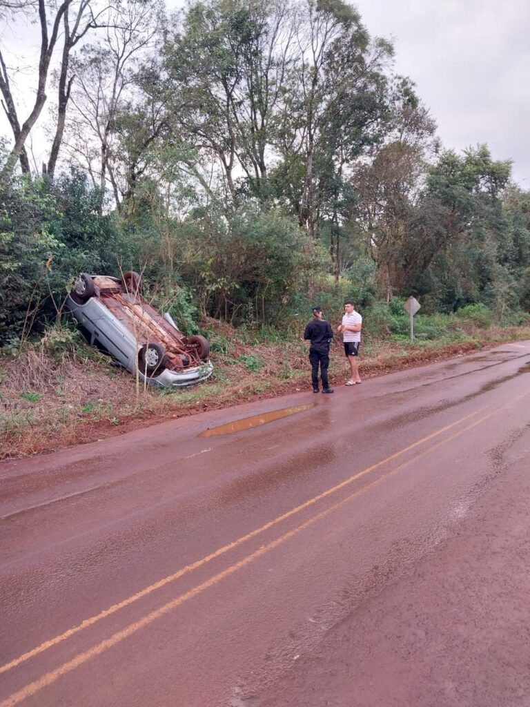 Conductor perdió el control de su auto y despistó sobre un espejo de agua, salió ileso  imagen-22