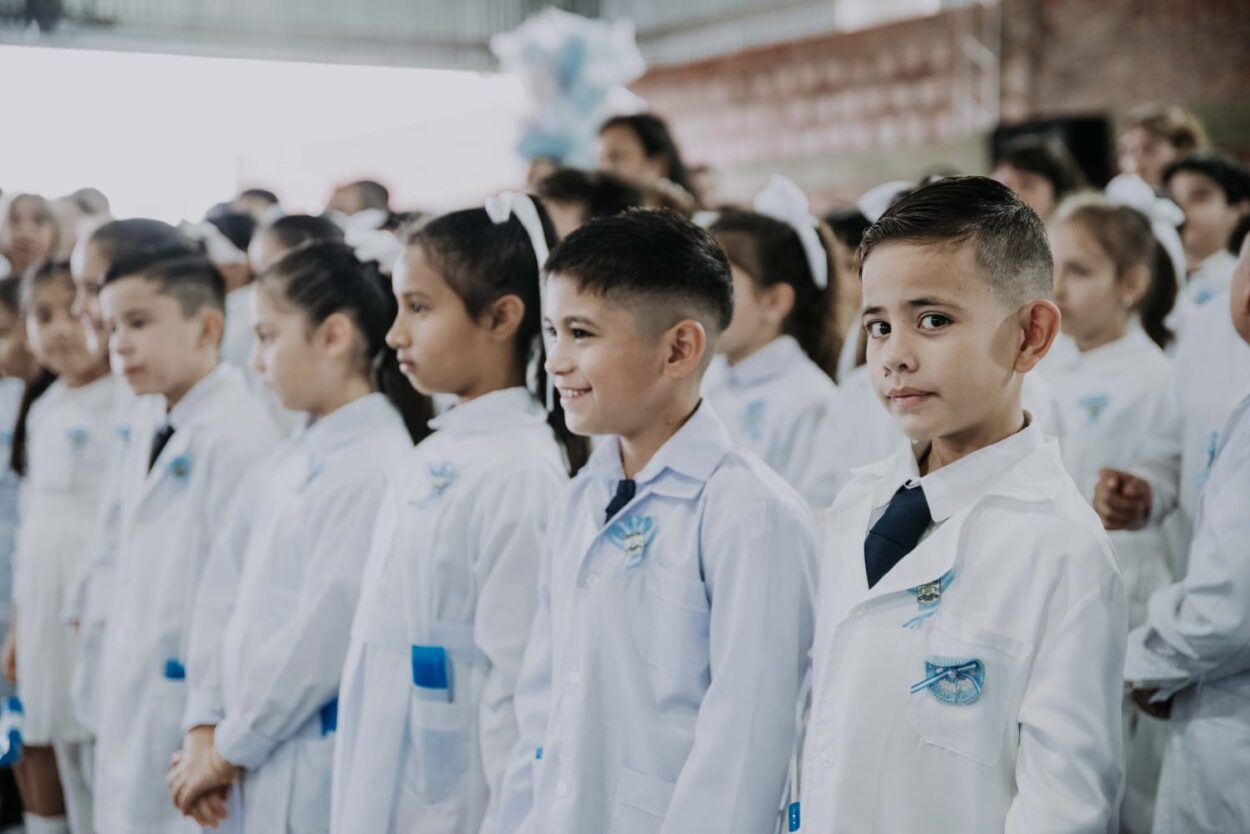 En un emotivo acto, Stelatto acompañó a los estudiantes de la Escuela 826 que prometieron lealtad a la Bandera imagen-14