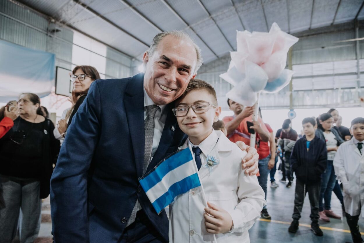 En un emotivo acto, Stelatto acompañó a los estudiantes de la Escuela 826 que prometieron lealtad a la Bandera imagen-6