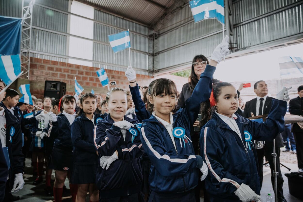 En un emotivo acto, Stelatto acompañó a los estudiantes de la Escuela 826 que prometieron lealtad a la Bandera imagen-4