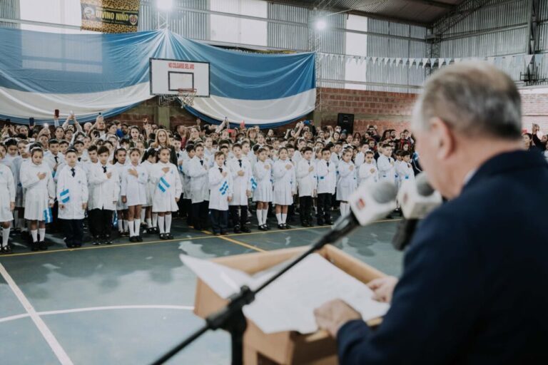 En un emotivo acto, Stelatto acompañó a los estudiantes de la Escuela 826 que prometieron lealtad a la Bandera imagen-38