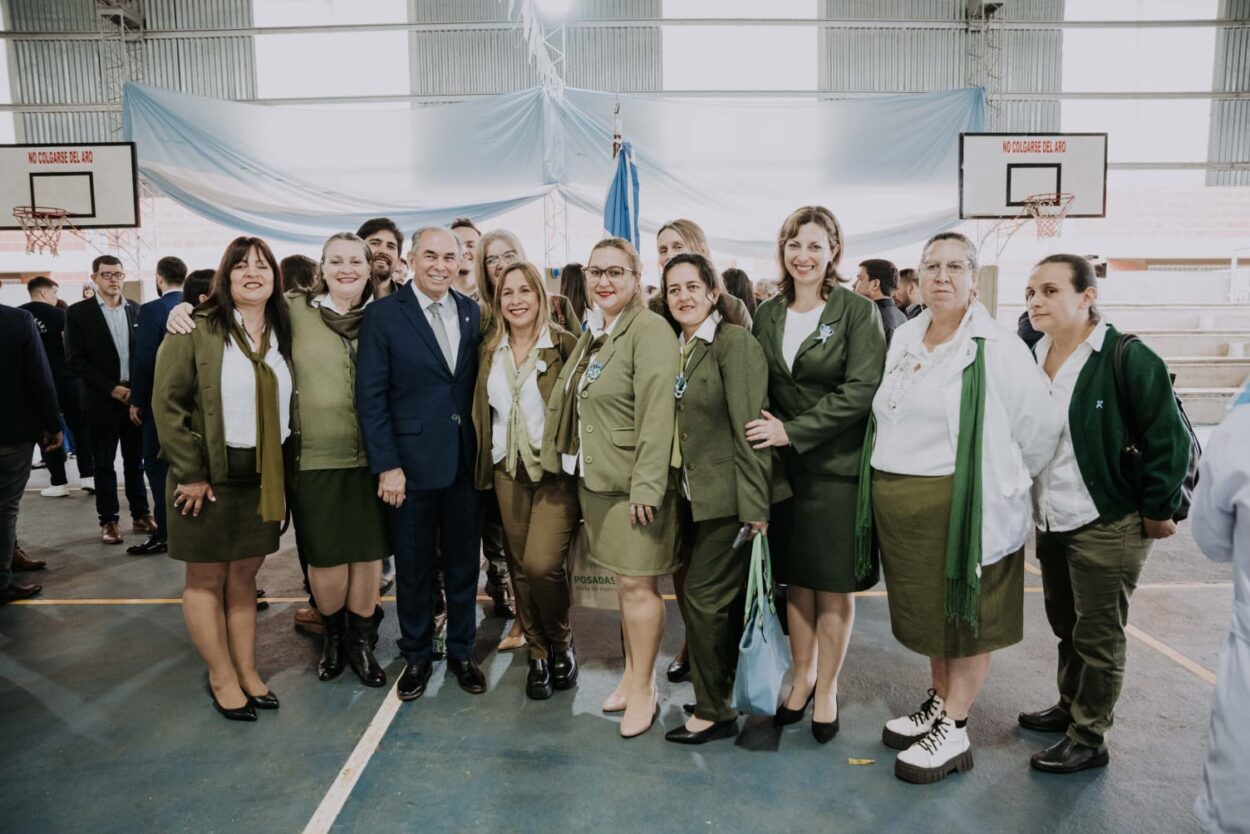 En un emotivo acto, Stelatto acompañó a los estudiantes de la Escuela 826 que prometieron lealtad a la Bandera imagen-12