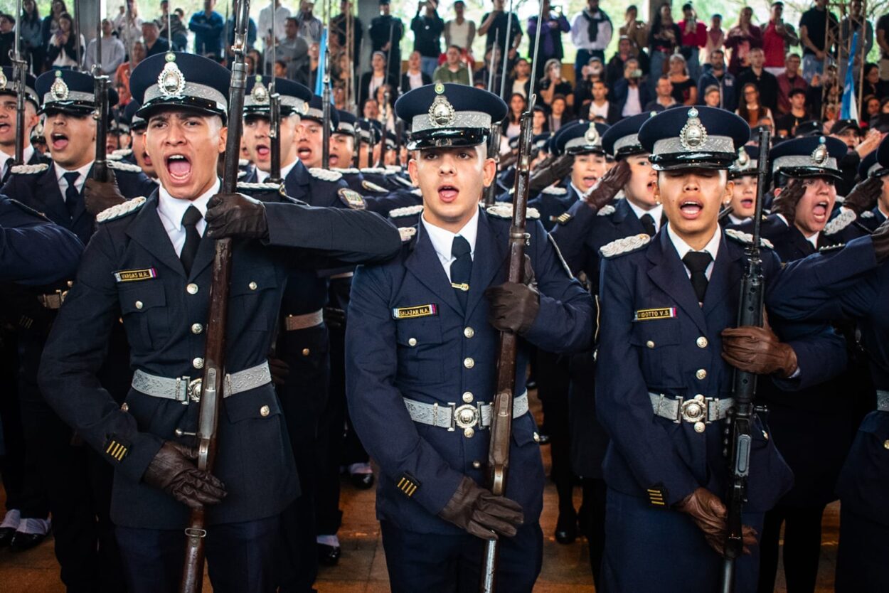 Cadetes de la Universidad de la Policía juraron lealtad a la Bandera imagen-4