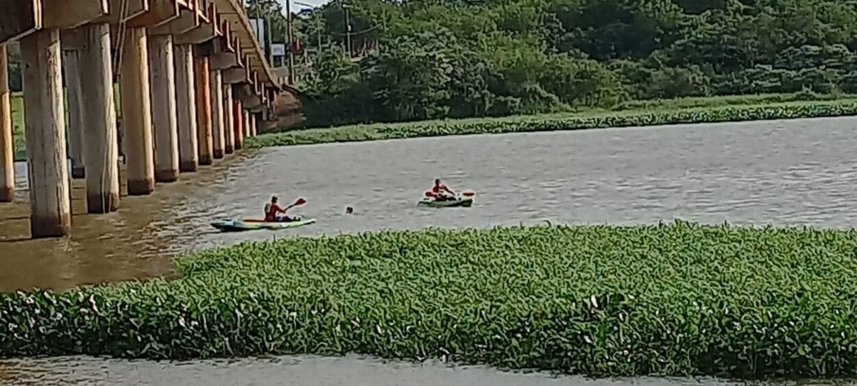 Efectivos policiales realizaron simulacros de rescate en entornos acuáticos imagen-6