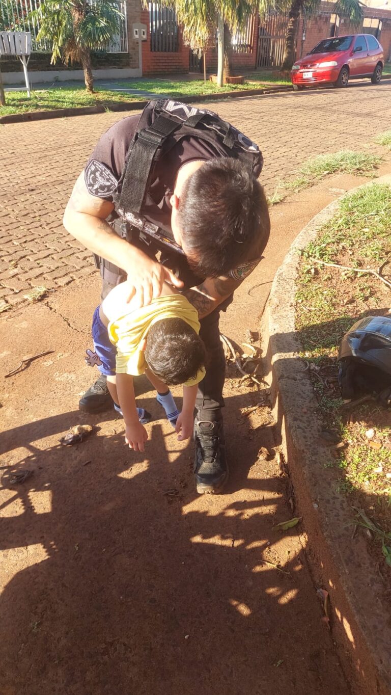 Policías asistieron a un niño que no podía respirar imagen-35