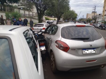 Colisión vehicular múltiple frente al Palacio de Justicia dejó un motociclista lesionado imagen-28