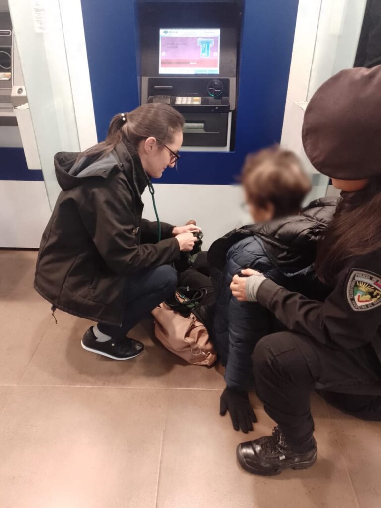 Oberá: Policías asistieron a una abuela que se descompensó en el cajero del banco imagen-31