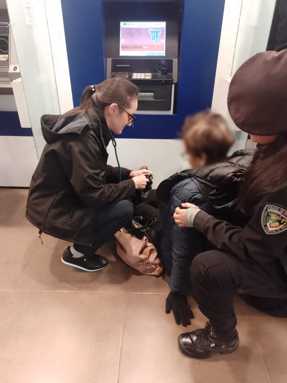 Oberá: Policías asistieron a una abuela que se descompensó en el cajero del banco imagen-7