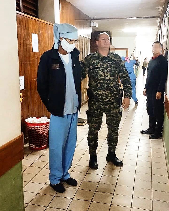 Imitando a "Los Simuladores", un preso intentó escapar del hospital disfrazado de enfermero imagen-4