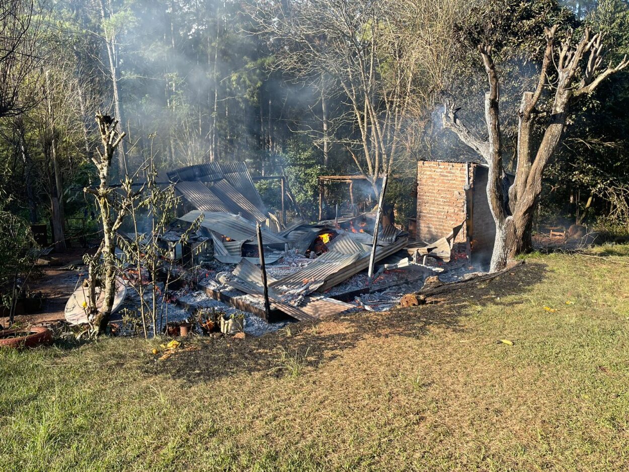 Campo Ramón: vivienda familiar fue destruida por las llamas imagen-12