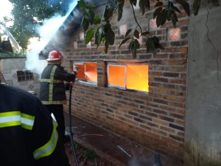 Incendio en una vivienda en Oberá causó daños materiales imagen-7