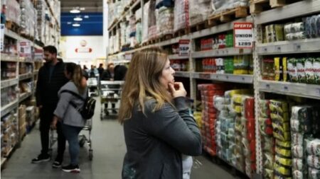 Consumo en crisis: ventas en supermercados y mayoristas se hundieron hasta 21,2% en abril imagen-4