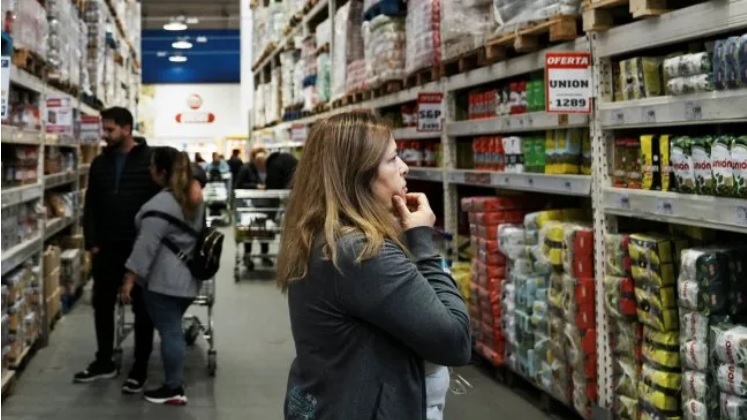 Consumo en crisis: ventas en supermercados y mayoristas se hundieron hasta 21,2% en abril imagen-11