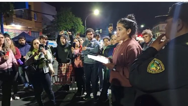 La Justicia ordenó desalojar el acampe docente sobre la avenida Uruguay y manifestantes se replegaron a las veredas imagen-12