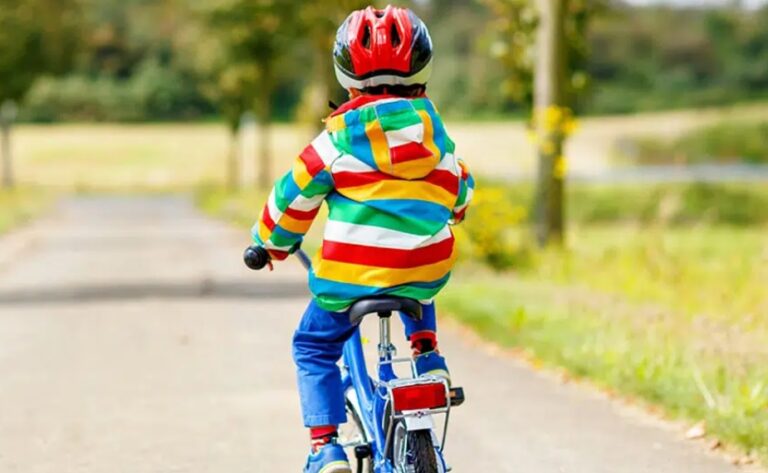 Proponen que los niños necesiten de un carnet para andar en bicicleta imagen-17