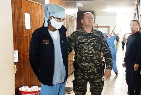 Imitando a "Los Simuladores", un preso intentó escapar del hospital disfrazado de enfermero imagen-10