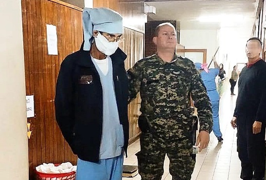 Imitando a "Los Simuladores", un preso intentó escapar del hospital disfrazado de enfermero imagen-15