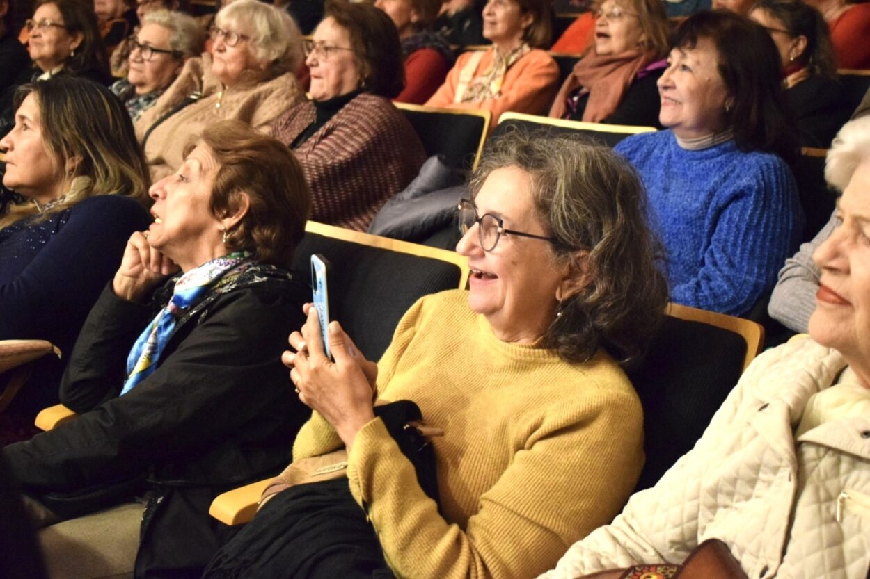 La Defensoría del Pueblo homenajeó a personas mayores con obra teatral "A través de los años, la vida" imagen-8