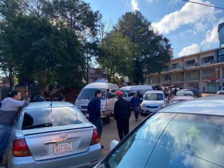 Encarnación: trabajadores del paso cerraron el acceso al puente San Roque González de Santa Cruz imagen-4