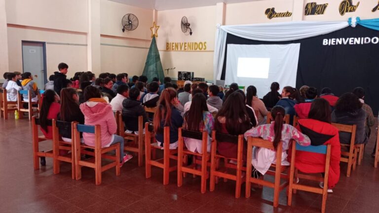 "Juego Responsable" debatió con jóvenes de San Vicente y Garuhapé el impacto de los juegos online en la salud imagen-29