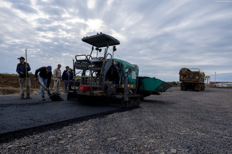 Puerto de Posadas: Vialidad asfaltó la playa de maniobras del depósito fiscal imagen-46