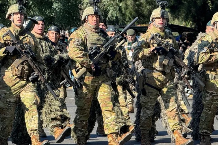 Javier Milei y Victoria Villarruel se subieron a un tanque de guerra del Ejército y desfilaron por el 9 de Julio imagen-2