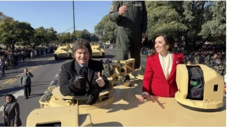 Javier Milei y Victoria Villarruel se subieron a un tanque de guerra del Ejército y desfilaron por el 9 de Julio imagen-5