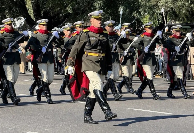 Javier Milei y Victoria Villarruel se subieron a un tanque de guerra del Ejército y desfilaron por el 9 de Julio imagen-4