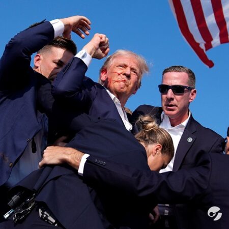 Conmoción mundial: Donald Trump herido tras un disparo en medio de un acto de campaña imagen-7