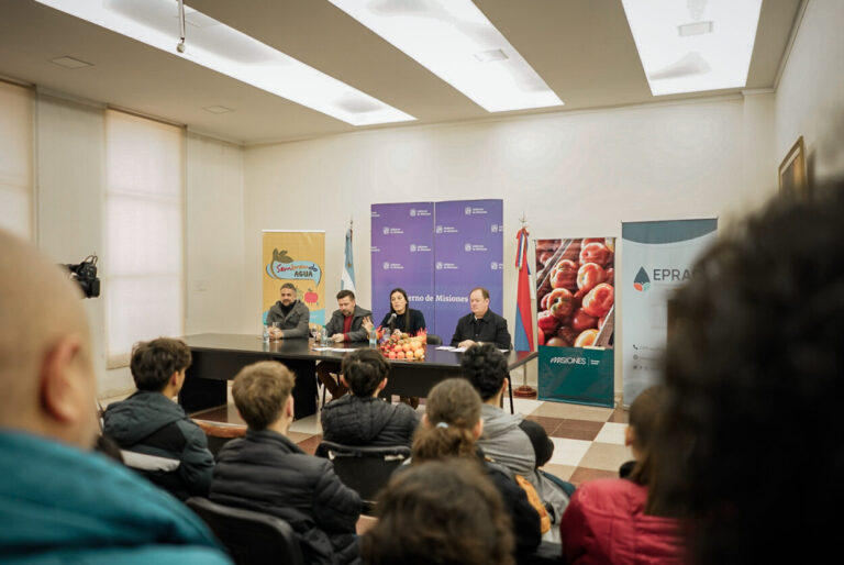 Invitan a estudiantes a realizar un video sobre cuidado del agua y premian con frutas para todo el curso imagen-24