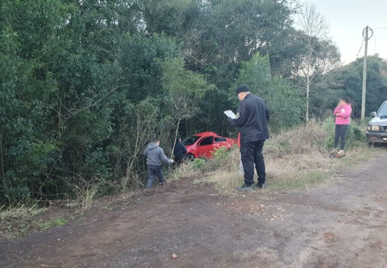 Dos personas, una de ellas menor, resultaron lesionadas en  despiste vehicular sobre ruta provincial N° 103 imagen-2