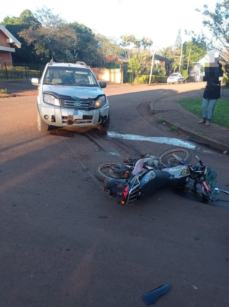 Colisión entre auto y moto en 25 de Mayo dejó lesionados imagen-28