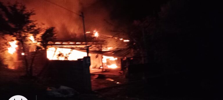 Incendio en vivienda familiar de Alem: Dos personas lesionadas por quemaduras leves imagen-24