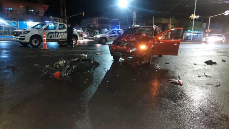 Siniestro vial entre auto y moto en cruce de avenidas dejó un lesionado imagen-43