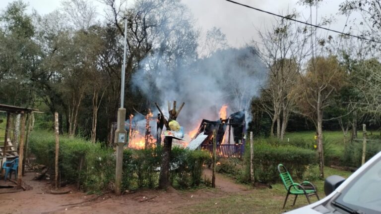 Incendio en Mártires destruyó la casa de una joven y su hijo de cinco años imagen-22