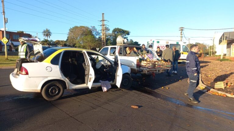 Colisión entre taxi y camioneta dejó lesionados imagen-3