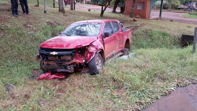 Evadió un control vehicular, lo persiguió la Prefectura y terminó contra un auto donde iban una mujer y su hijo de cuatro años imagen-33