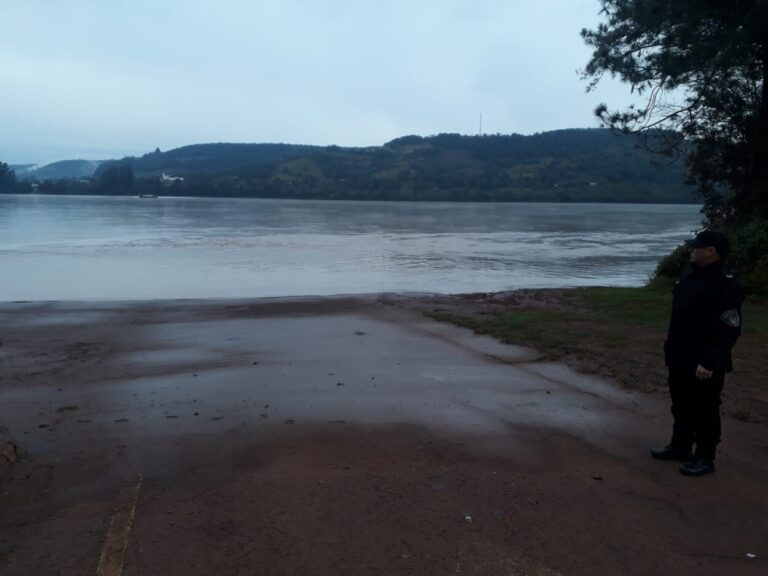 Habilitan nuevamente el paso fronterizo internacional de Puerto Panambí tras estar cerrado por crecida del río Uruguay imagen-22