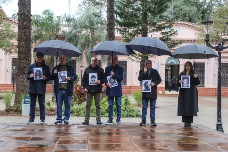 El Gobernador participó en la plaza 9 de Julio del acto por el 30mo aniversario del atentado a la Amia imagen-7